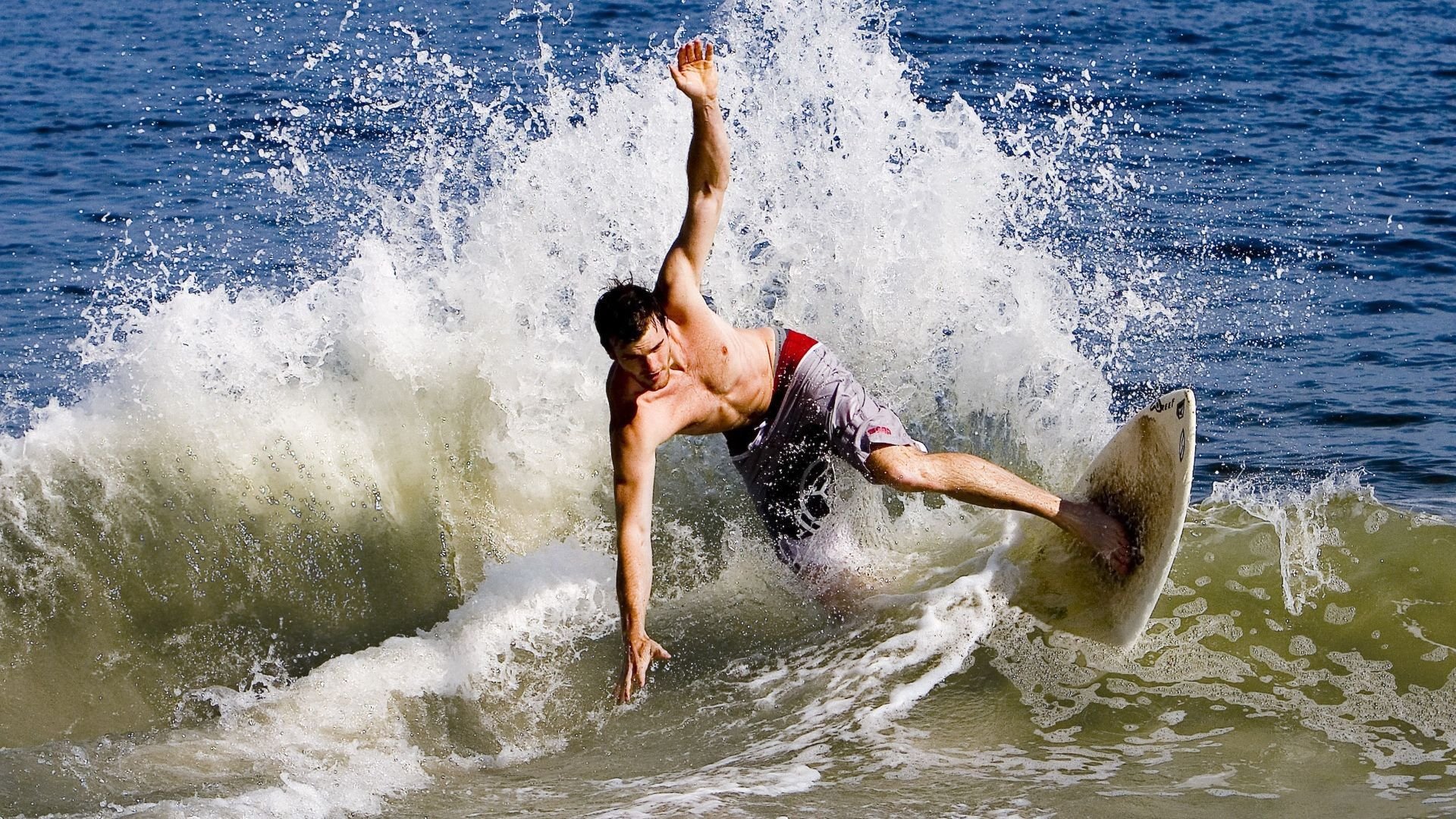 拼搏精神：双方攻防激烈，比赛氛围一触即发！，赛场上拼搏精神